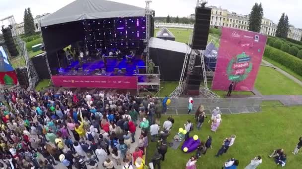 Festival Internacional de Jazz "Usadba Jazz" en el Museo Archangelskoye-Mansión — Vídeo de stock