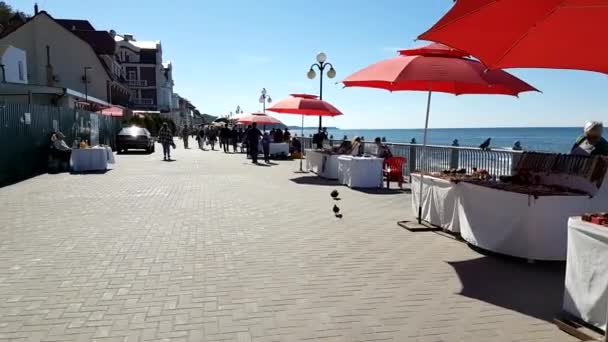 Turister promenader på strandpromenaden längs Östersjön i Svetlogorsk, Ryssland — Stockvideo