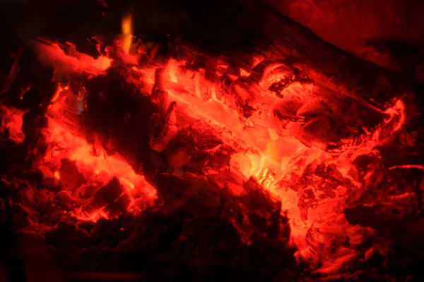Brûlures de feu dans la cheminée — Photo