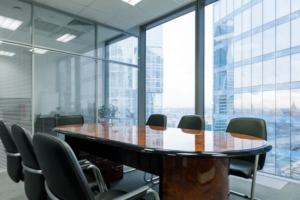 Moderna sala de reuniones en la oficina — Foto de Stock