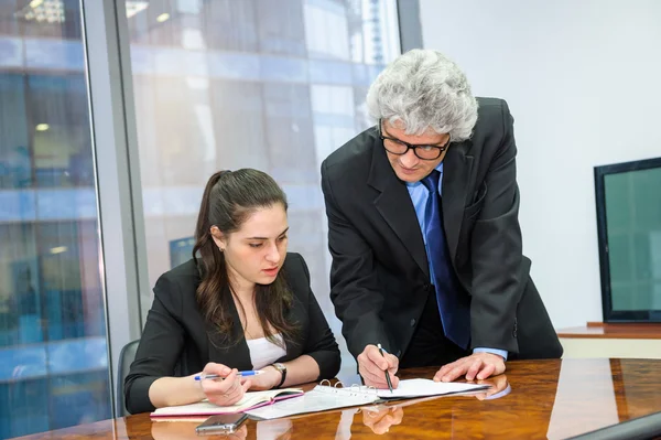 Mogna affärsman att hjälpa en ung anställd — Stockfoto