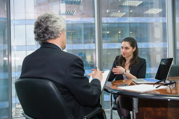 Mogna affärsman och ung affärskvinna diskuterar — Stockfoto