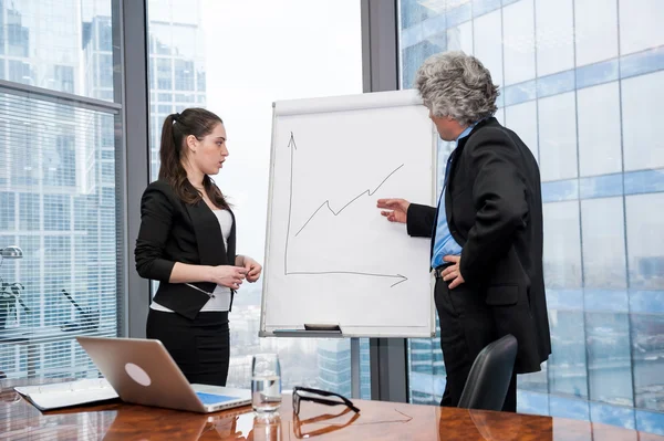 Joven mujer de negocios haciendo una presentación — Foto de Stock