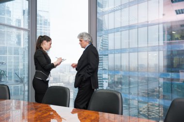 Genç Sekreter patron bildirir