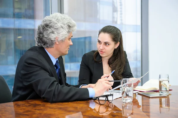 Uomo d'affari maturo e giovane donna d'affari discutono — Foto Stock