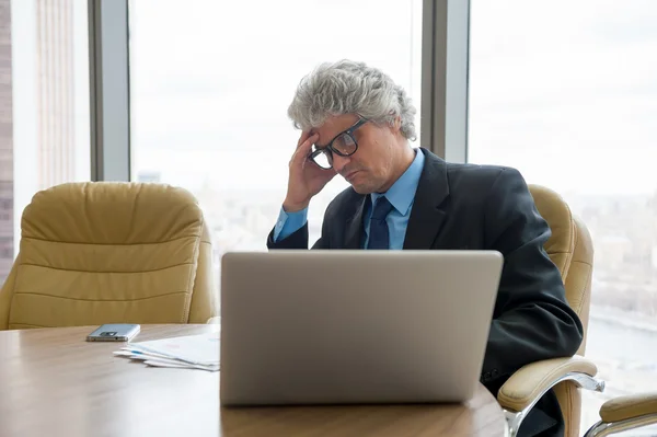 Geschäftsmann arbeitet mit Doktoranden — Stockfoto