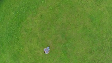 Smartphone ile parkta yürüyen adam