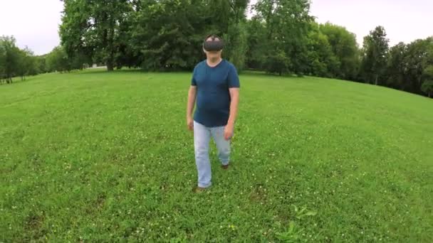 Man using virtual reality glasses — Stock Video