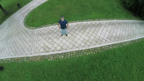 Человек в очках виртуальной реальности — стоковое видео