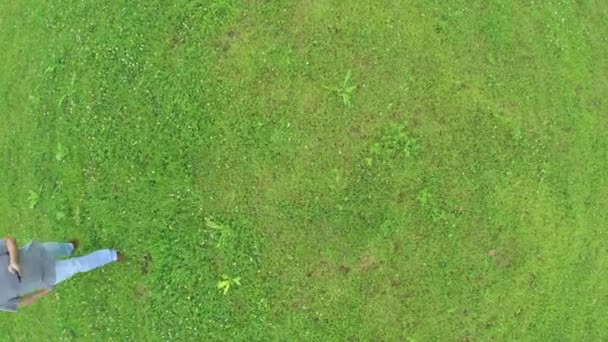 Homme marchant dans le parc avec smartphone 