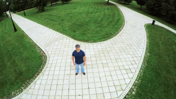 Homme utilisant des lunettes de réalité virtuelle 