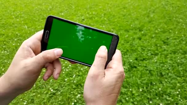 Mans mano celebración de teléfono inteligente al aire libre — Vídeo de stock