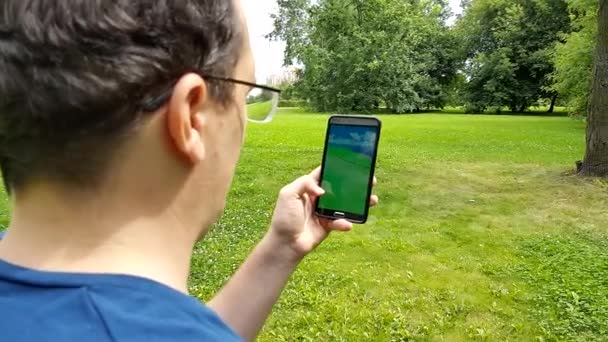 Pokemon megy alkalmazás a smartphone — Stock videók