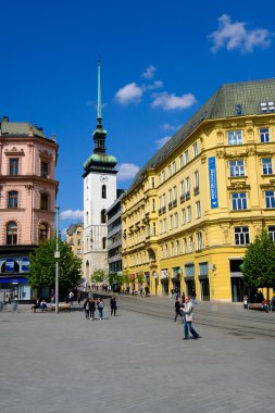 İnsanlar Özgürlük Meydanı eski şehir ziyaret
