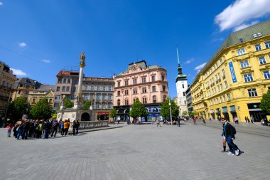 İnsanlar Özgürlük Meydanı eski şehir ziyaret