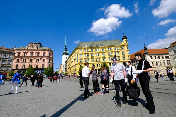 Människor besöker Frihetstorget i gamla staden — Stockfoto