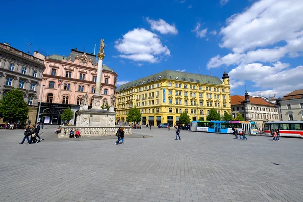 Mensen bezoeken Vrijheidsplein in oude stad — Stockfoto