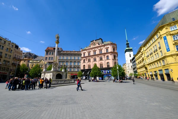 Människor besöker Frihetstorget i gamla staden — Stockfoto