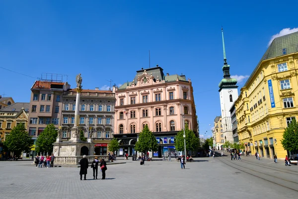 Människor besöker Frihetstorget i gamla staden — Stockfoto