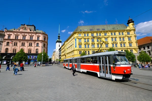 Människor besöker Frihetstorget i gamla staden — Stockfoto