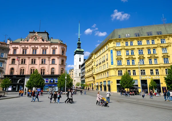 Människor besöker Frihetstorget i gamla staden — Stockfoto