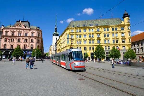 Människor besöker Frihetstorget i gamla staden — Stockfoto