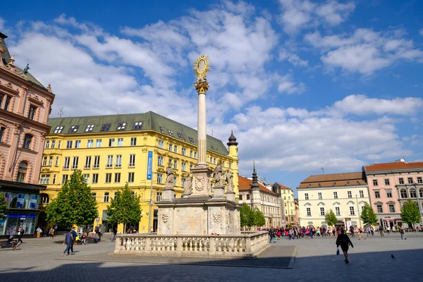 Människor besöker Frihetstorget i gamla staden — Stockfoto