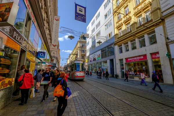 As pessoas visitam rua da cidade velha — Fotografia de Stock