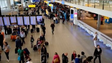 Uluslararası Schiphol Havaalanı'na gidiş salonunda kişi ziyaret