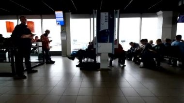 İnsanlar bekleyen uçuşlar kalkış kapıları yanında