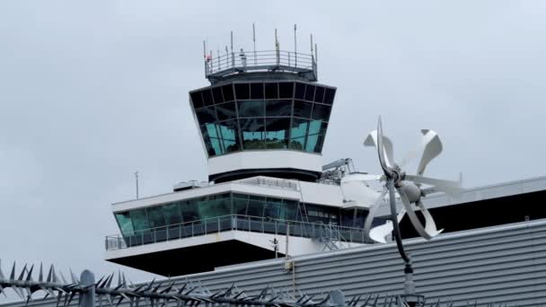 Toren op de luchthaven — Stockvideo