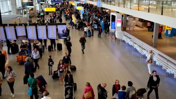 La gente visita la sala de salidas en el aeropuerto internacional de Schiphol — Vídeos de Stock
