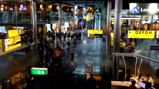 Mensen bezoeken vertrekhal in luchthaven Schiphol — Stockvideo
