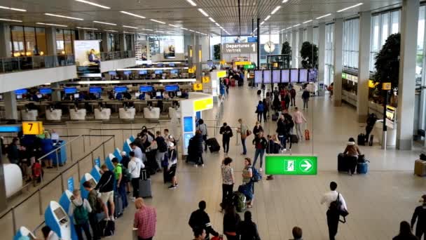 Οι άνθρωποι επισκέπτονται την αίθουσα αναχώρησης στο αεροδρόμιο Schiphol — Αρχείο Βίντεο