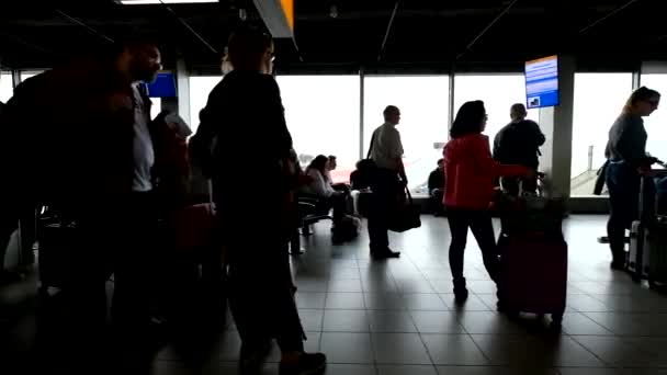 İnsanlar bekleyen uçuşlar kalkış kapıları yanında — Stok video