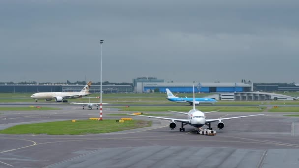 De internationale luchthaven Amsterdam Schiphol — Stockvideo
