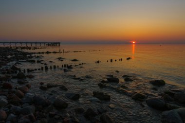 Baltık Denizi kıyısında günbatımı