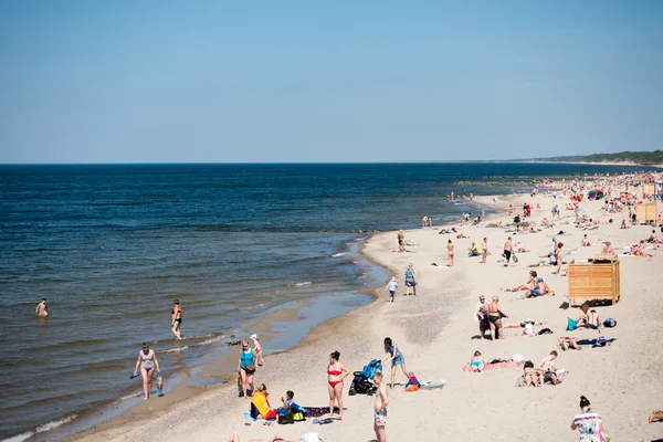 Ludzie się zrelaksować na miejskiej plaży na wybrzeżu Morza Bałtyckiego — Zdjęcie stockowe