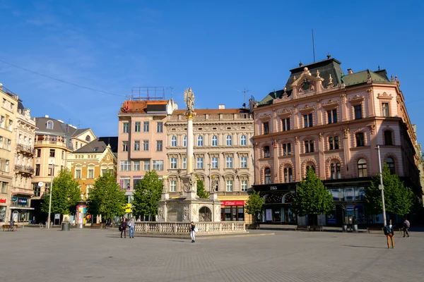 Människor besöker Frihetstorget i gamla staden — Stockfoto