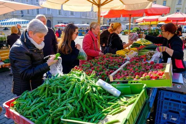 La gente visita la fiera agricola nella città vecchia — Foto Stock