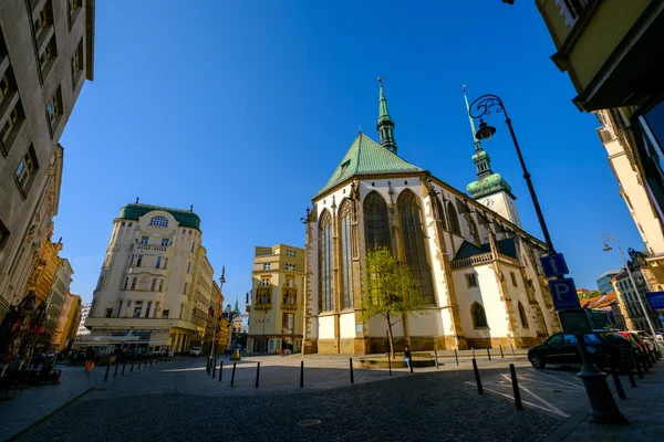 Mensen bezoeken Vrijheidsplein in oude stad — Stockfoto