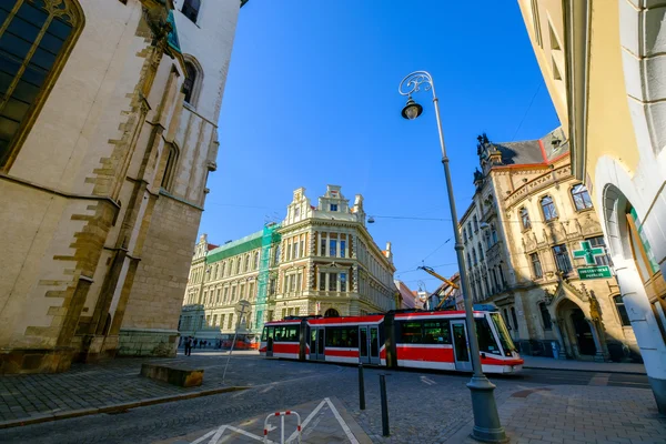 Ember látogat el a szabadság tér, a régi város — Stock Fotó