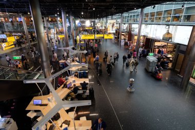 Uluslararası Schiphol Havaalanı'na gidiş salonunda kişi ziyaret