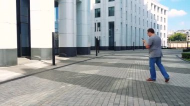 Pokemon Go oynarken adam