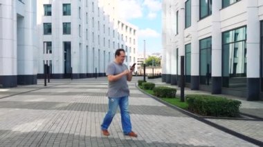 Pokemon Go oynarken adam