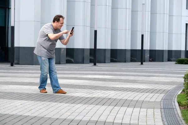 Homem jogando Pokemon Go — Fotografia de Stock