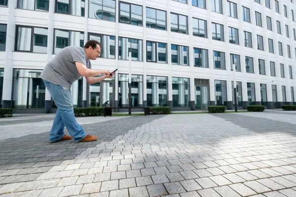 Man spelar Pokemon gå — Stockfoto