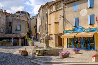 Valensole - çeşme ve özel mağazaları ile merkezi kare