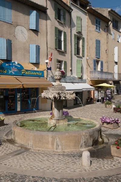 Valensole-中央广场有喷泉和私人商店 — 图库照片