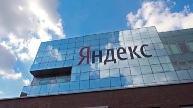 Yandex şirket logosu ile gündüz bina.